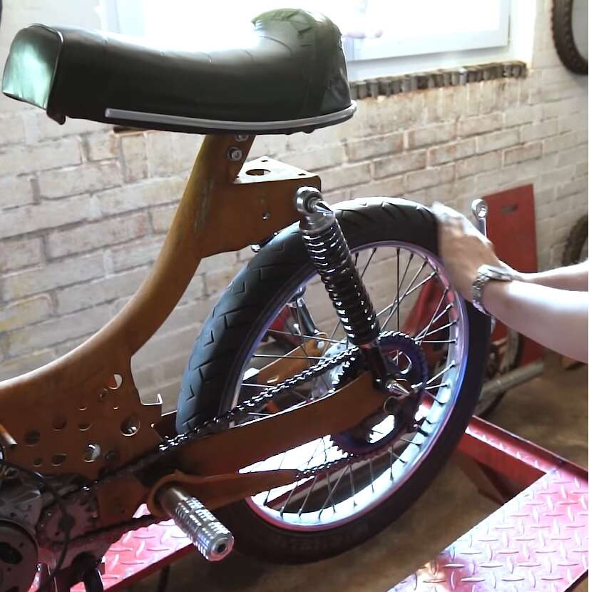 Für die korrekte Funktion der Kette ist die richtige Spannung notwendig Für die korrekte Funktion der Kette ist die richtige Spannung notwendig