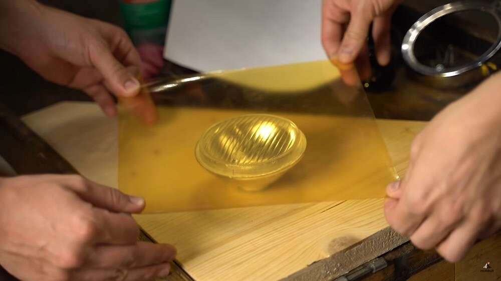 Zu zweit tut man sich leichter, die Folie unter Spannung aufzubringen Zu zweit tut man sich leichter, die Folie unter Spannung aufzubringen