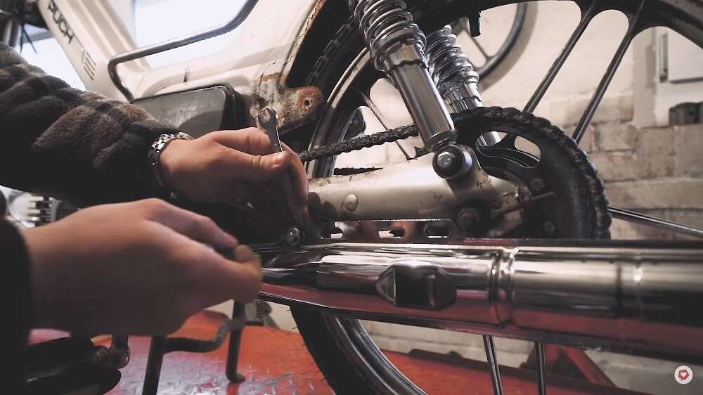 Mit etwas Vorsicht lässt sich der Auspuff ohne Schwierigkeiten vom Töffli entfernen Mit etwas Vorsicht lässt sich der Auspuff ohne Schwierigkeiten vom Töffli entfernen