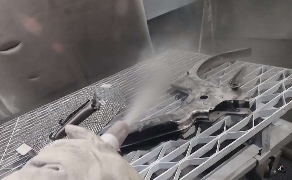 Vor einer Neulackierung muss das Werkstück vorbehandelt werden - hier eine Sandstrahlung Vor einer Neulackierung muss das Werkstück vorbehandelt werden - hier eine Sandstrahlung