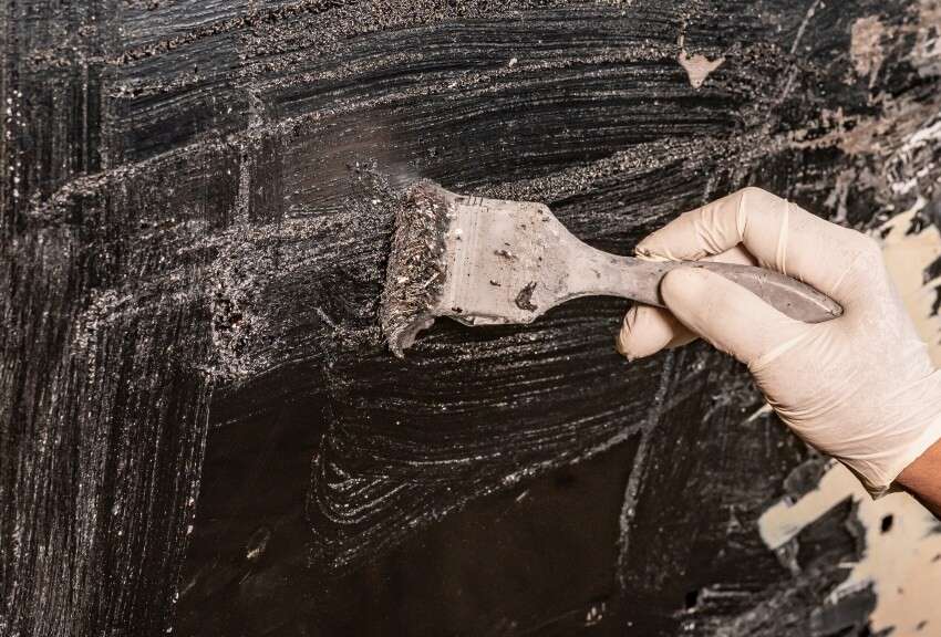 Den Abbeizer trägt man idealerweise mit einem alten Pinsel auf Den Abbeizer trägt man idealerweise mit einem alten Pinsel auf