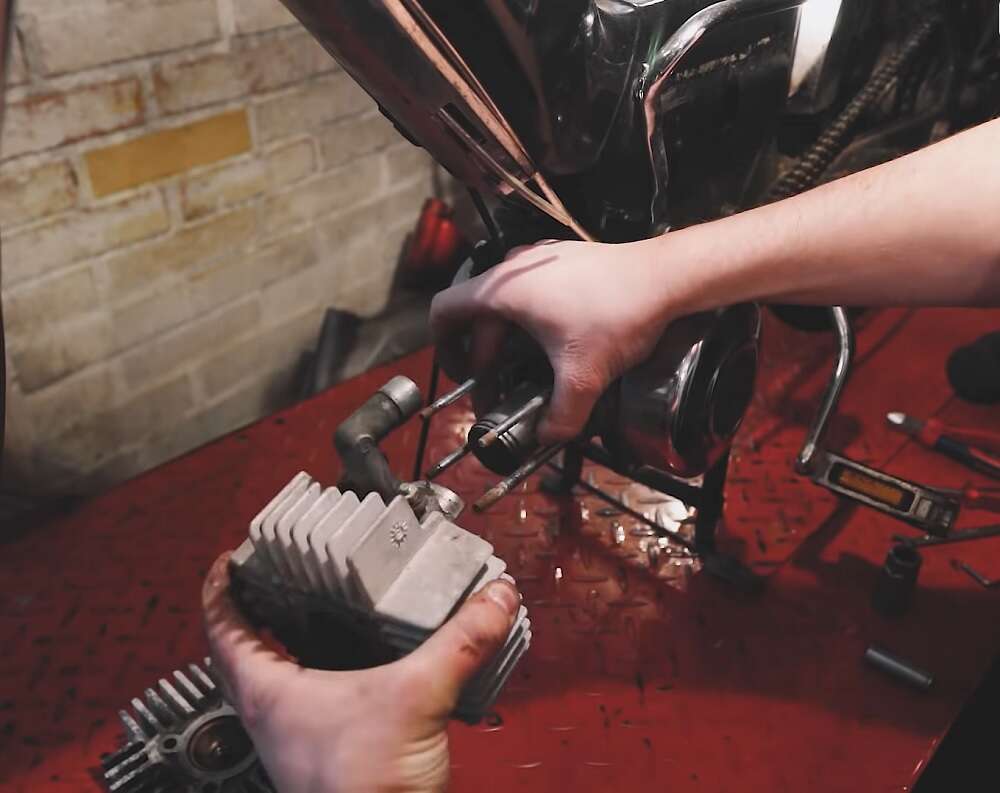 Die Demontage des Zylinders ist nicht besonders kompliziert Die Demontage des Zylinders ist nicht besonders kompliziert