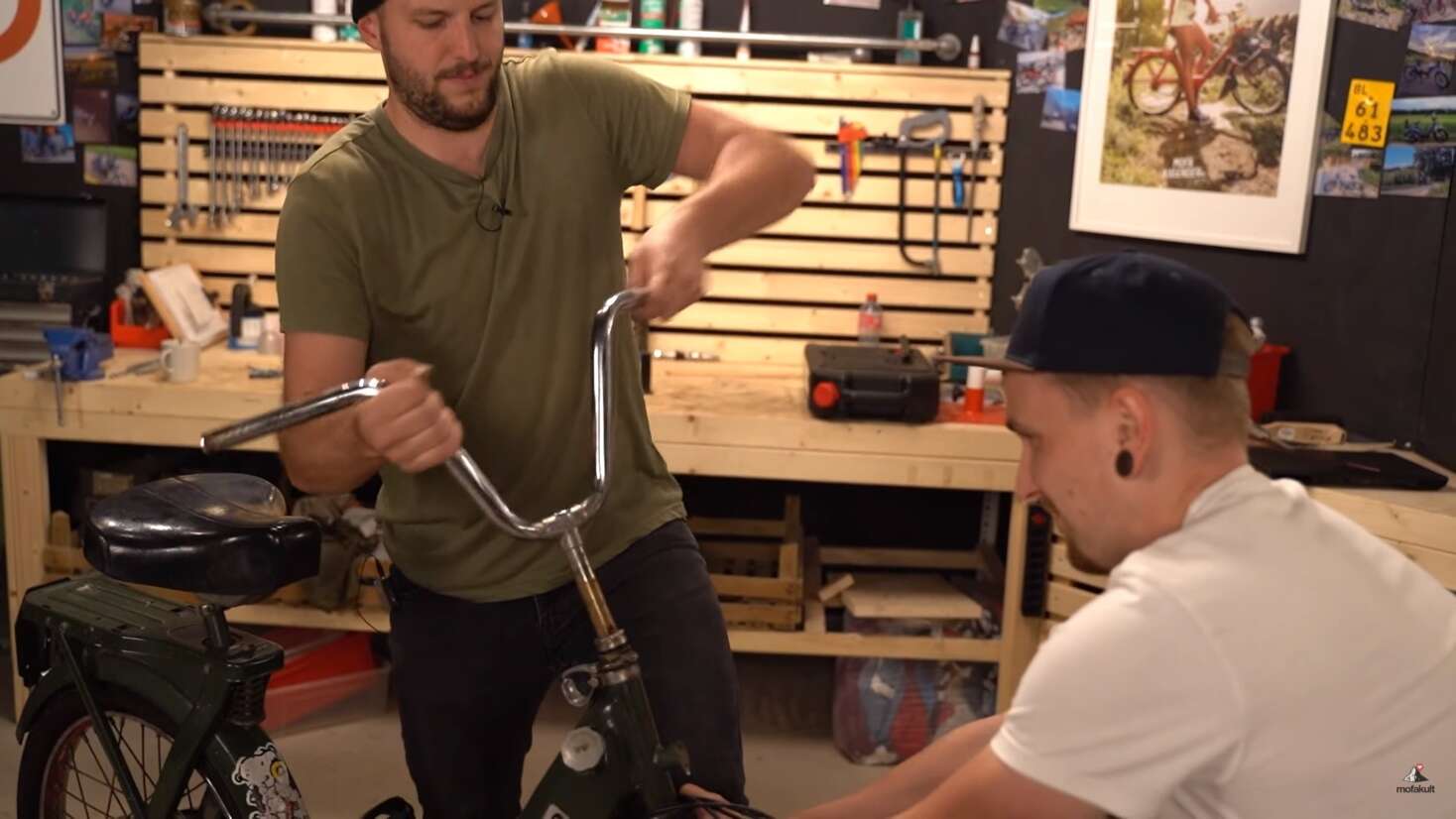 Im Lenkkopf wird mittels der Lager der Lenker mit der Gabel verbunden Im Lenkkopf wird mittels der Lager der Lenker mit der Gabel verbunden