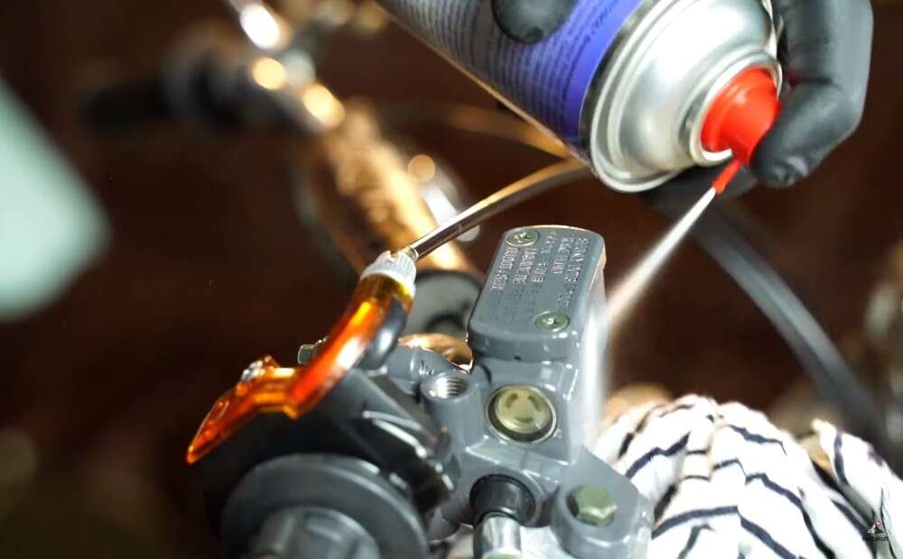 Bremsflüssigkeit ist ätzend - am Ende sollten alle beteiligten Bauteile gut gereinigt werden Bremsflüssigkeit ist ätzend - am Ende sollten alle beteiligten Bauteile gut gereinigt werden