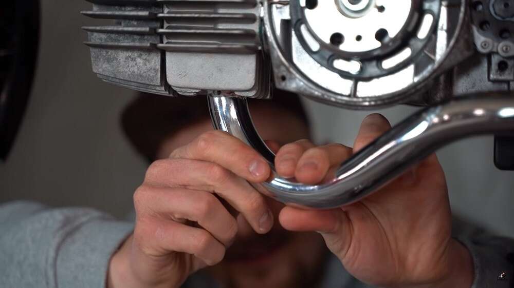 Der Krümmer ist direkt mit dem Zylinder verbunden Der Krümmer ist direkt mit dem Zylinder verbunden