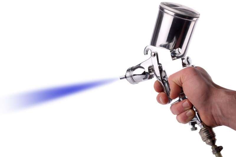 Lackierpistole mit blauer Farbe Lackierpistole mit blauer Farbe