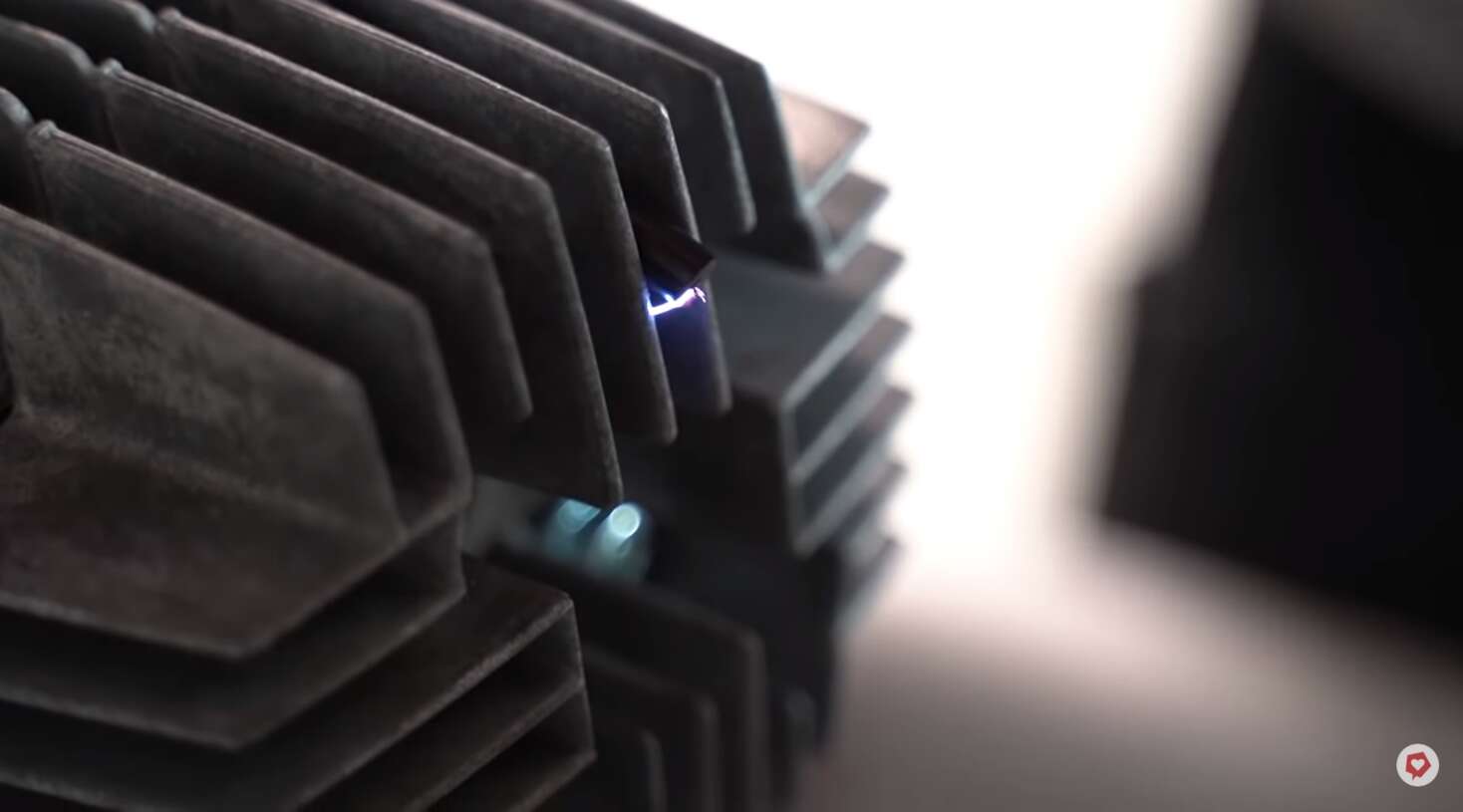 Die Zündkerze liefert den Funken für das Benzin-Luft-Gemisch Die Zündkerze liefert den Funken für das Benzin-Luft-Gemisch