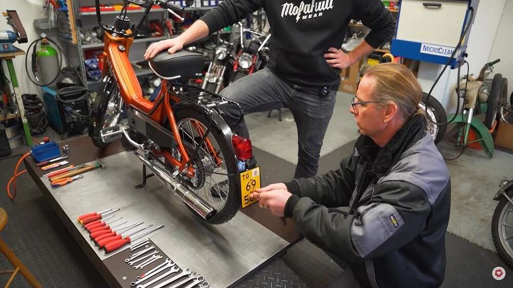 Die Mofa-Papiere und Ausweise müssen natürlich griffbereit und in Ordnung sein Die Mofa-Papiere und Ausweise müssen natürlich griffbereit und in Ordnung sein