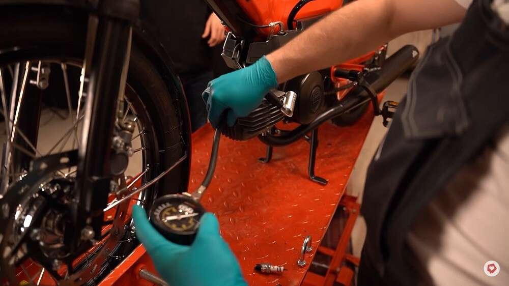 BGS Kompressionsprüfer | Anschluss mit M14x1.25 (Standard Mofa-Kerzengewinde) und M12x1.25 BGS Kompressionsprüfer | Anschluss mit M14x1.25 (Standard Mofa-Kerzengewinde) und M12x1.25