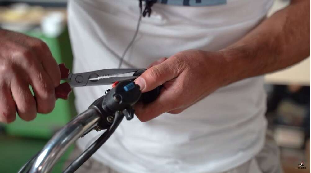 Ein Cuttermesser oder auch eine spitze Zange lösen den Griff garantiert Ein Cuttermesser oder auch eine spitze Zange lösen den Griff garantiert