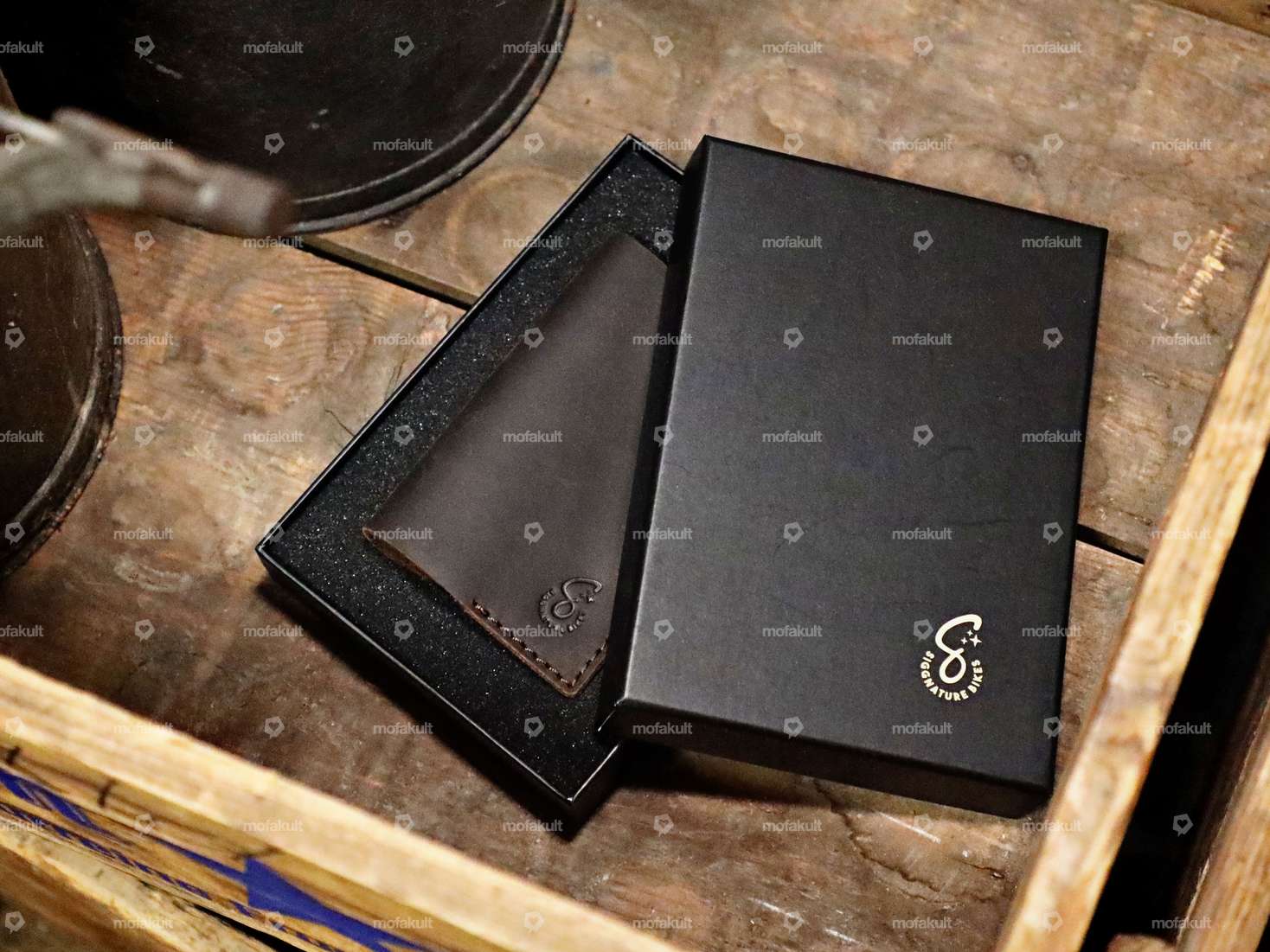 Siggnature ID card cover leather brown Carousel Image 3