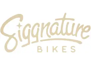 Siggnature Aufkleber «Siggnature Bikes» Heckscheibe 50 x 23 cm weiss Siggnature Aufkleber «Siggnature Bikes» Heckscheibe 50 x 23 cm weiss