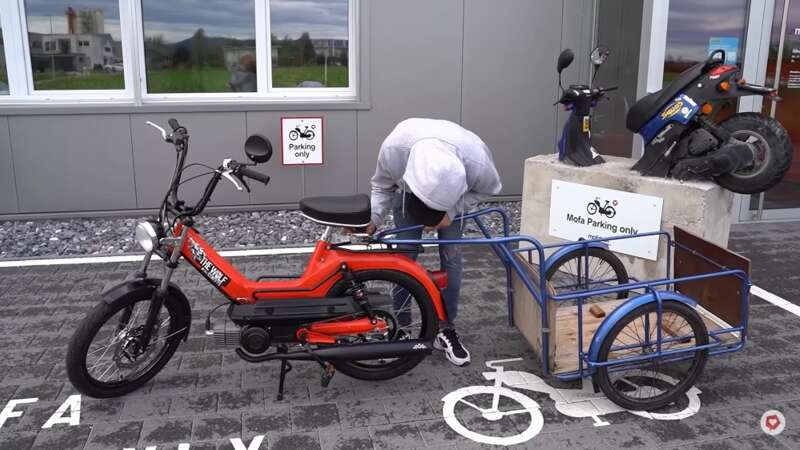 Die Anhängerkupplung am Mofa befestigen Die Anhängerkupplung am Mofa befestigen